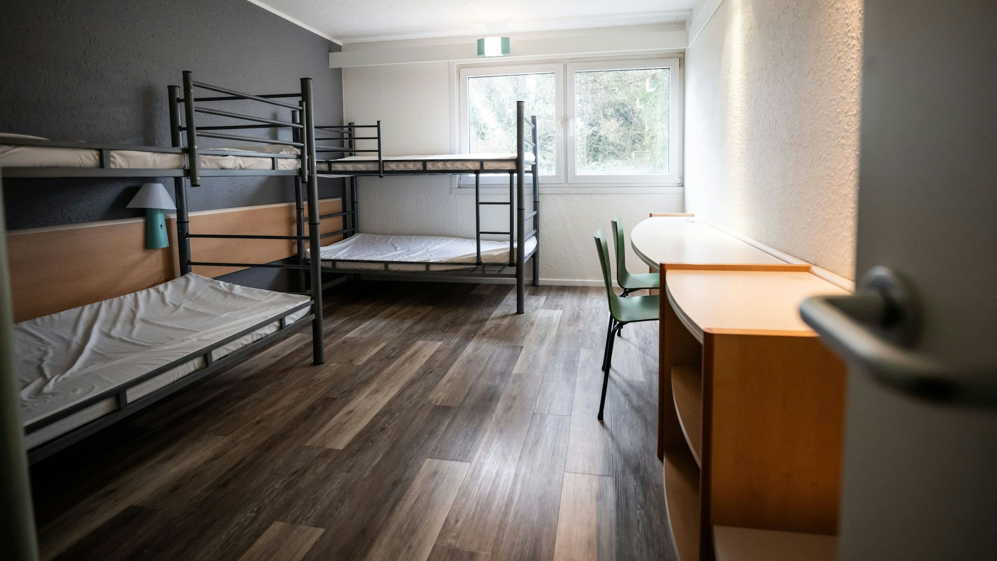 Blick in ein Vier-Bett-Zimmer in einer Unterbringungseinrichtung für Asylsuchende in einem ehemaligen Hotel.