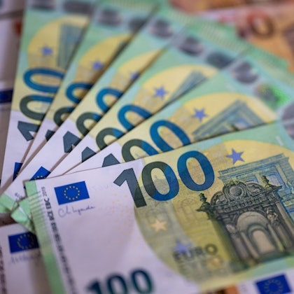 Geldscheine liegen auf einem Tisch.