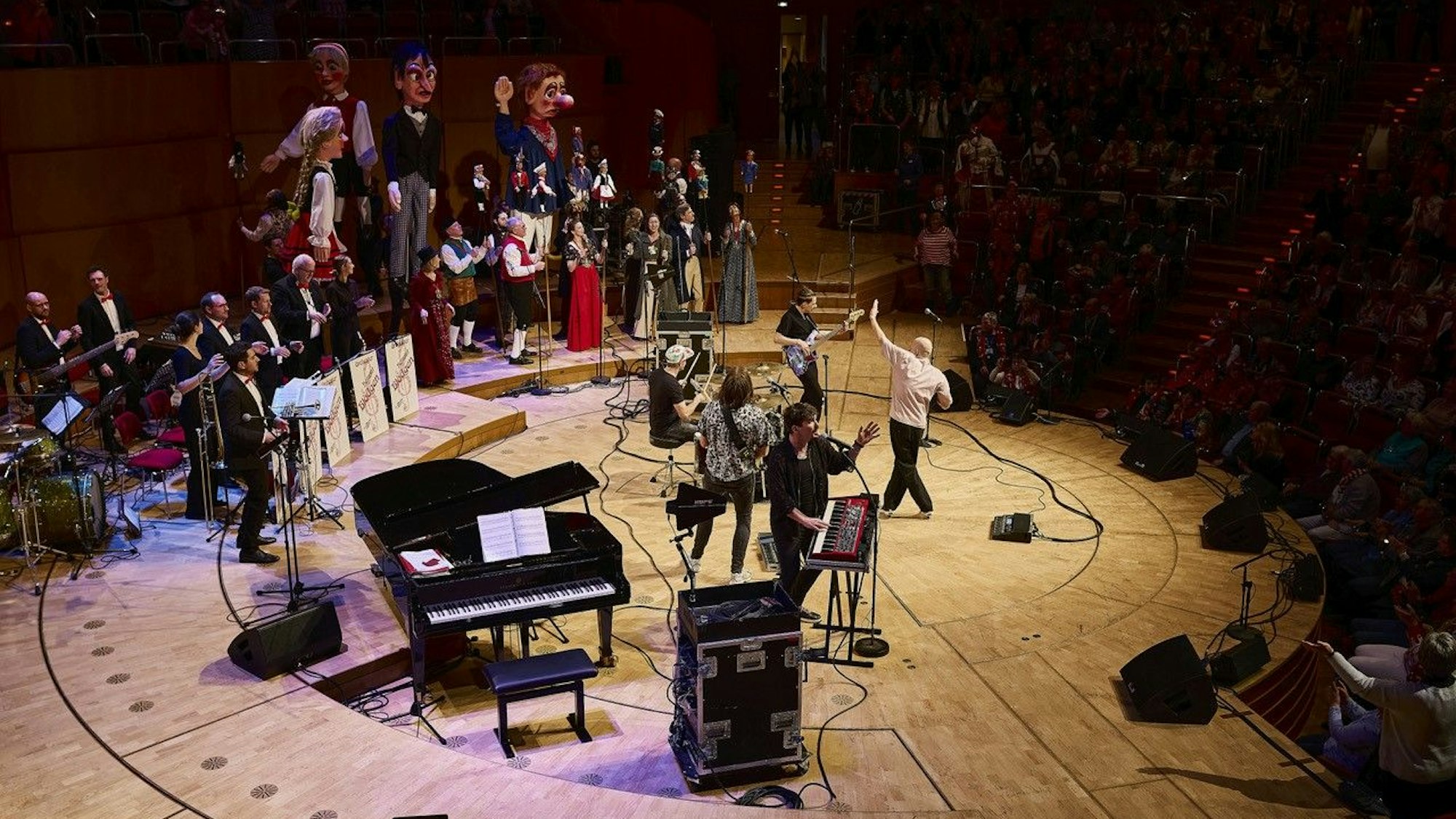 Cat Ballou trifft Hänneschen-Ensemble: Gemeinsamer Auftritt bei der Matinee des Festkomitees Kölner Karneval in der Philharmonie.