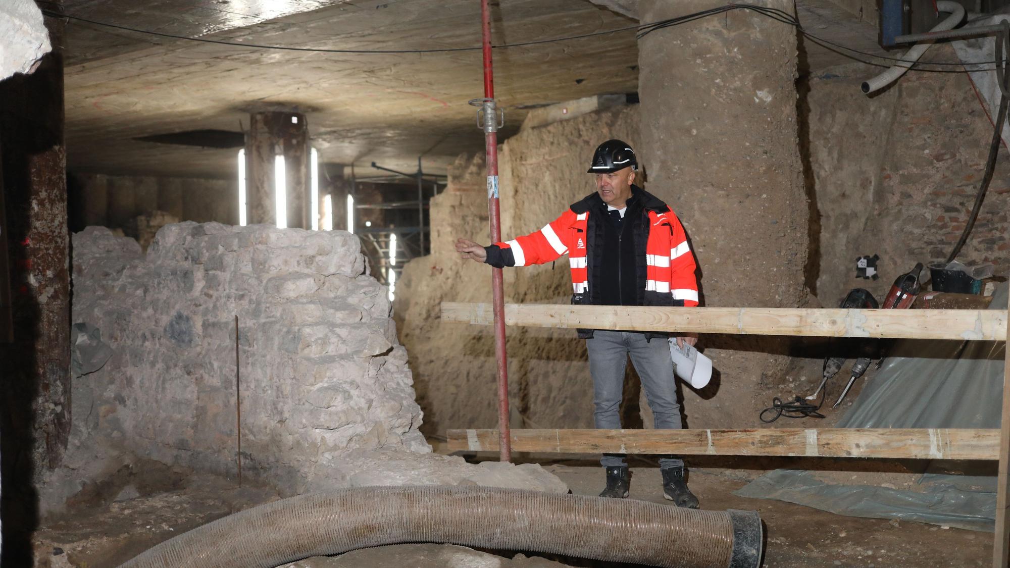 Bauleiter Matthias Zoppelt beim Rundgang in der Miqua Baustelle.