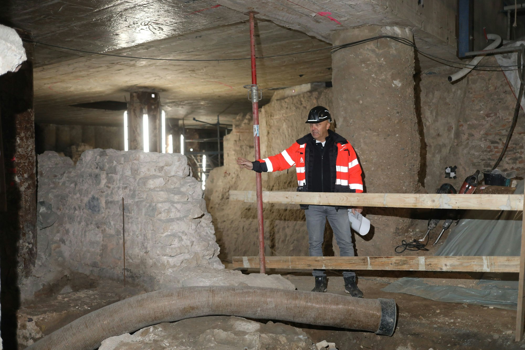 Bauleiter Matthias Zoppelt beim Rundgang in der Miqua Baustelle in der Innenstadt.
