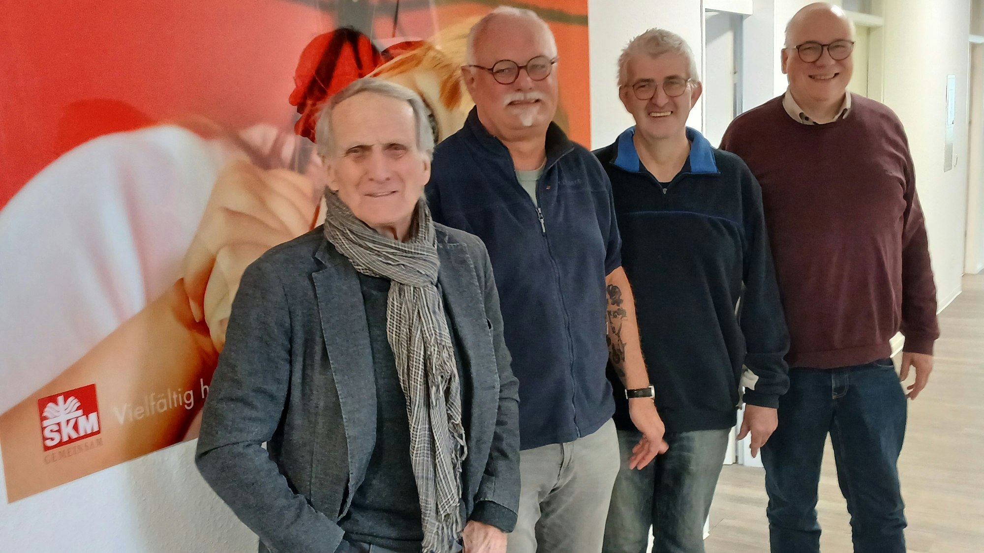 Vier Männer in einem Flur