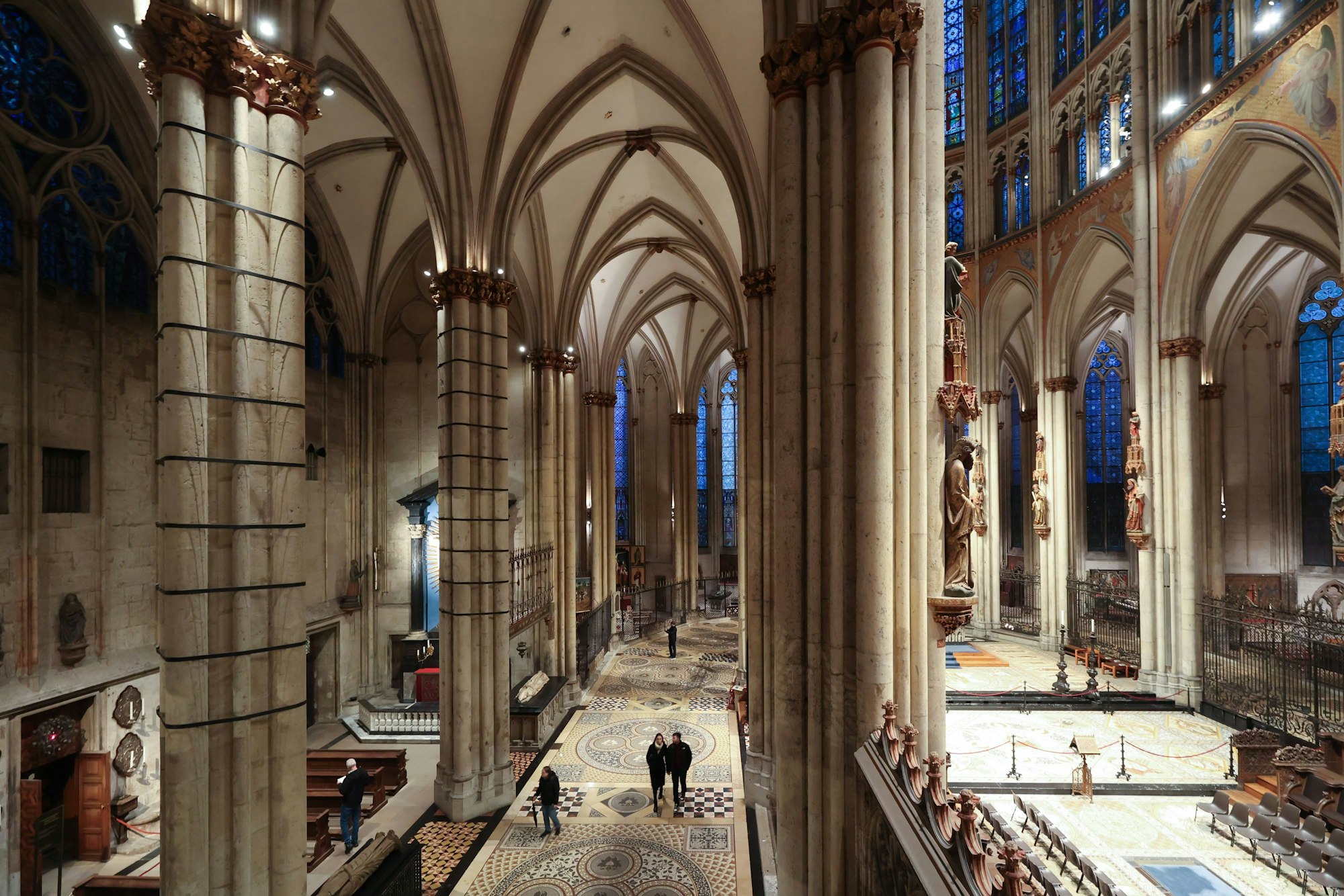 Dom-Adventskalender, Folge 10: Blick von der Orgelempore des Doms in den nördlichen Chorumgang. In der Mitte ganz links der Zugang zur Sakristei.