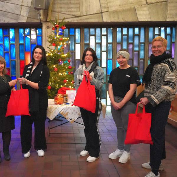 Drei der knapp 200 Frauen, die über das Weihnachtsfest inhaftiert sind, erhalten stellvertretend einen Geschenkbeutel.