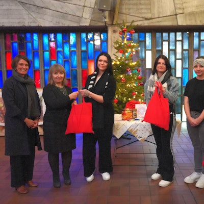 Drei der knapp 200 Frauen, die über das Weihnachtsfest inhaftiert sind, erhalten stellvertretend einen Geschenkbeutel.