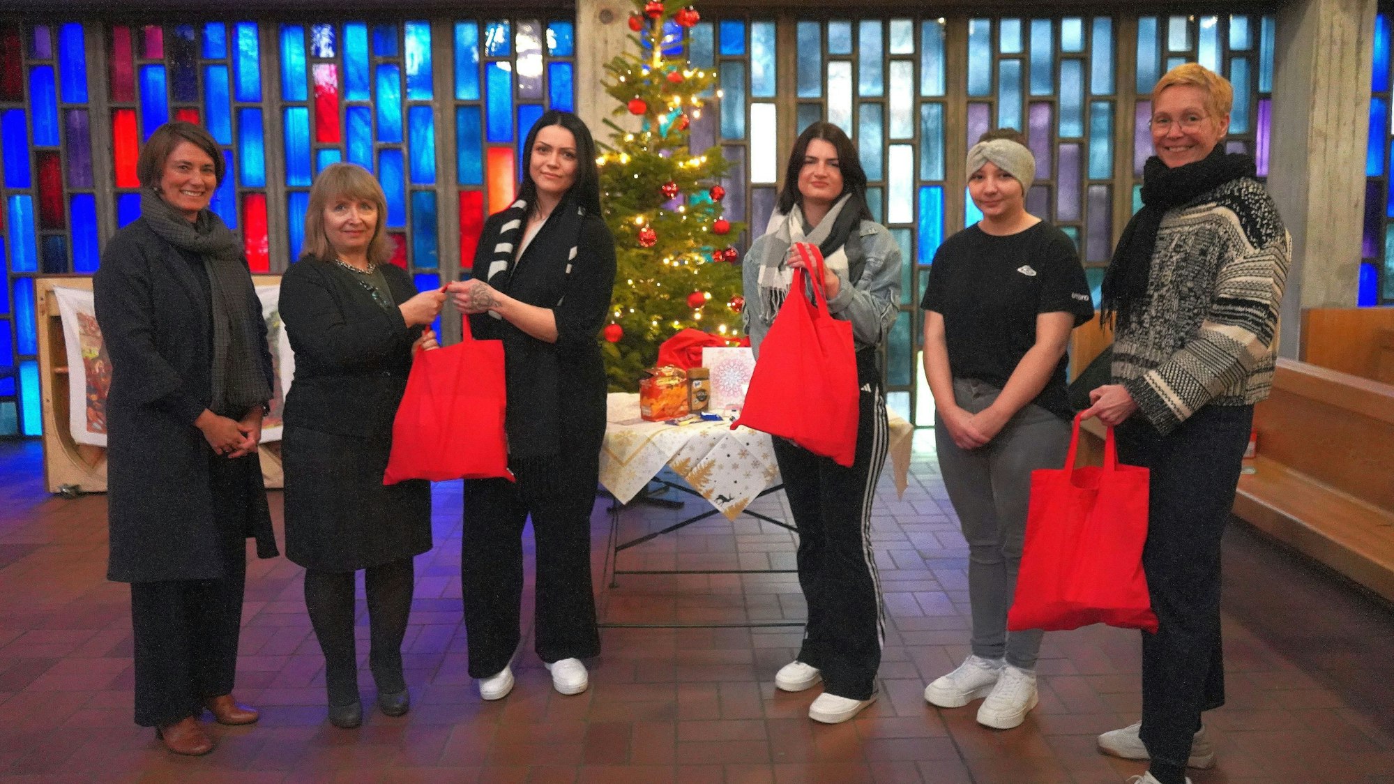 Drei der knapp 200 Frauen, die über das Weihnachtsfest inhaftiert sind, erhalten stellvertretend einen Geschenkbeutel.