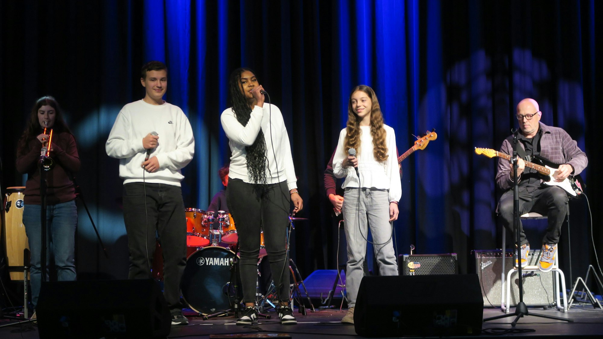 Die Schulband „The Dipper“ stimmte mit „Obstacles“ ein Grundthema der Feier an.