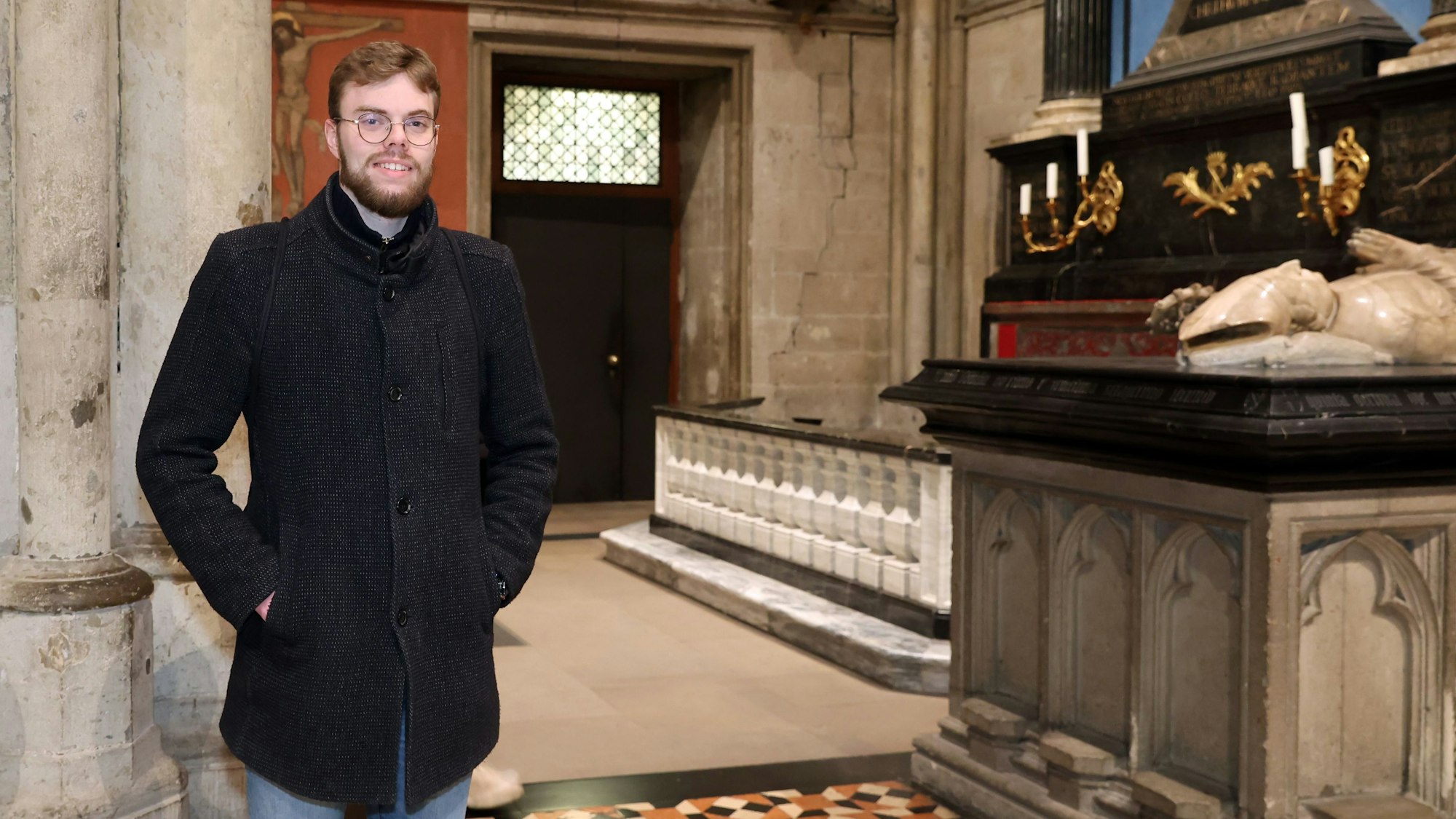Chorsänger Felix Danscheid vor der Domsakristei