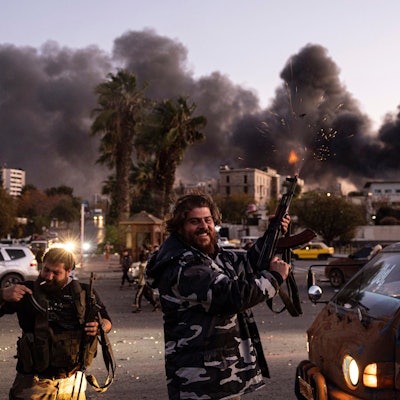 08.12.2024, Syrien, Damaskus: Menschen schießen in die Luft, als sie den Sturz der syrischen Regierung in Damaskus feiern. Foto: Ugur Yildirim/DIA Photo/AP/dpa +++ dpa-Bildfunk +++