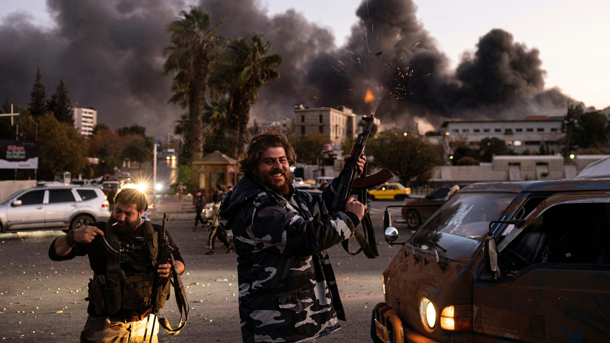 08.12.2024, Syrien, Damaskus: Menschen schießen in die Luft, als sie den Sturz der syrischen Regierung in Damaskus feiern. Foto: Ugur Yildirim/DIA Photo/AP/dpa +++ dpa-Bildfunk +++