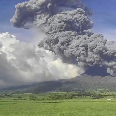 HANDOUT - 09.12.2024, Philippinen, Mansalanao: Auf diesem vom philippinischen Institut für Volcanology and Seismology zur Verfügung gestellten Handout ist eine explosive Eruption am Gipfelschlot des Vulkans Kanlaon zu sehen. Foto: -/Philippine Institute of Volcanology and Seismology via AP/dpa - ACHTUNG: Nur zur redaktionellen Verwendung im Zusammenhang mit der aktuellen Berichterstattung und nur mit vollständiger Nennung des vorstehenden Credits +++ dpa-Bildfunk +++