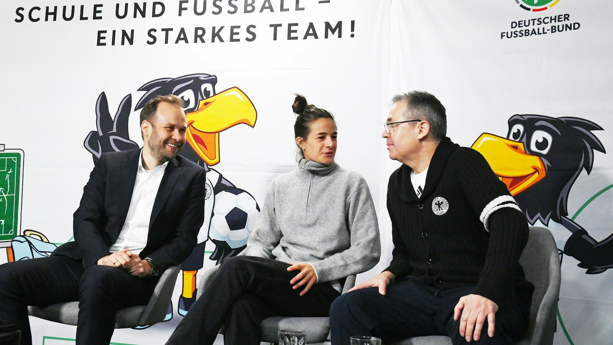 Kölns Bildungsdezernent Robert Voigtsberger, die ehemalige Nationalspielerin Lena Lotzen und Andreas Rettig vom DFB (von links).