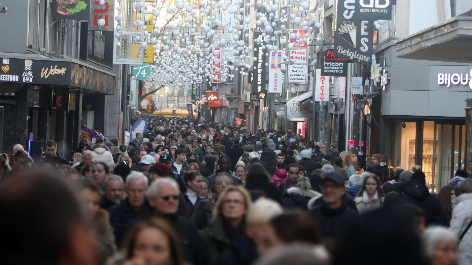 Menschenmassen auf der Hohe Straße in Köln.