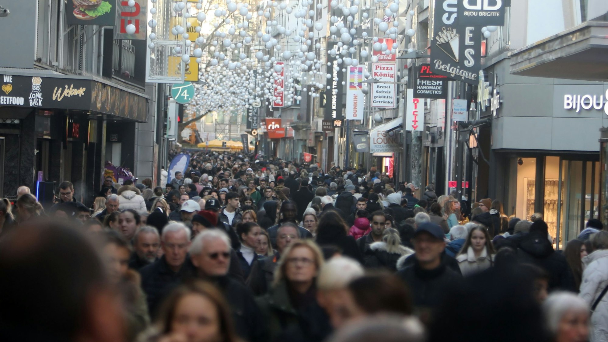 Menschenmassen auf der Hohe Straße in Köln.