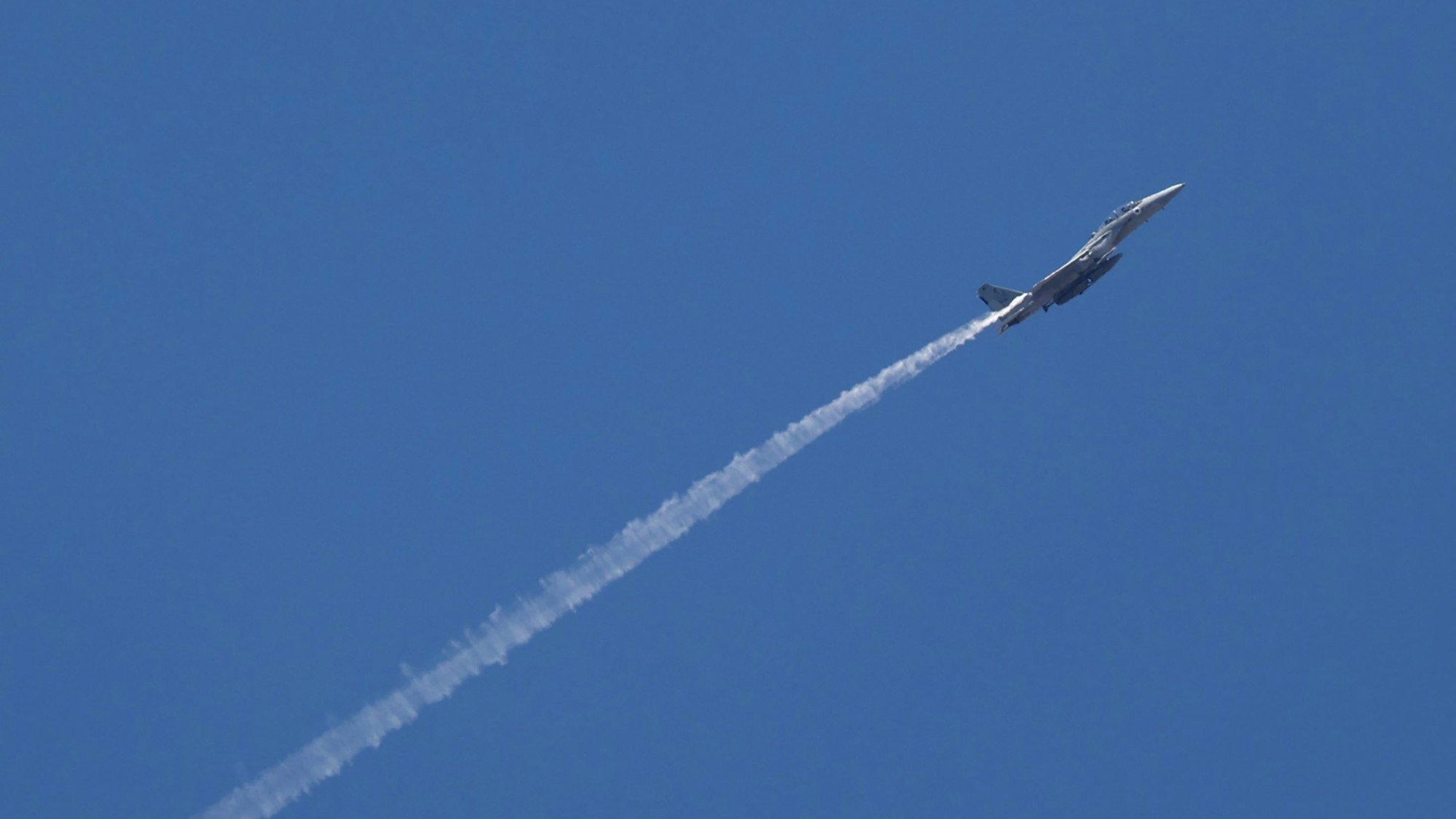 ARCHIV - 30.09.2024, Israel, Tel Aviv: Ein israelischer Kampfjet von einem Luftwaffenstützpunkt in Zentralisrael aus gesehen.