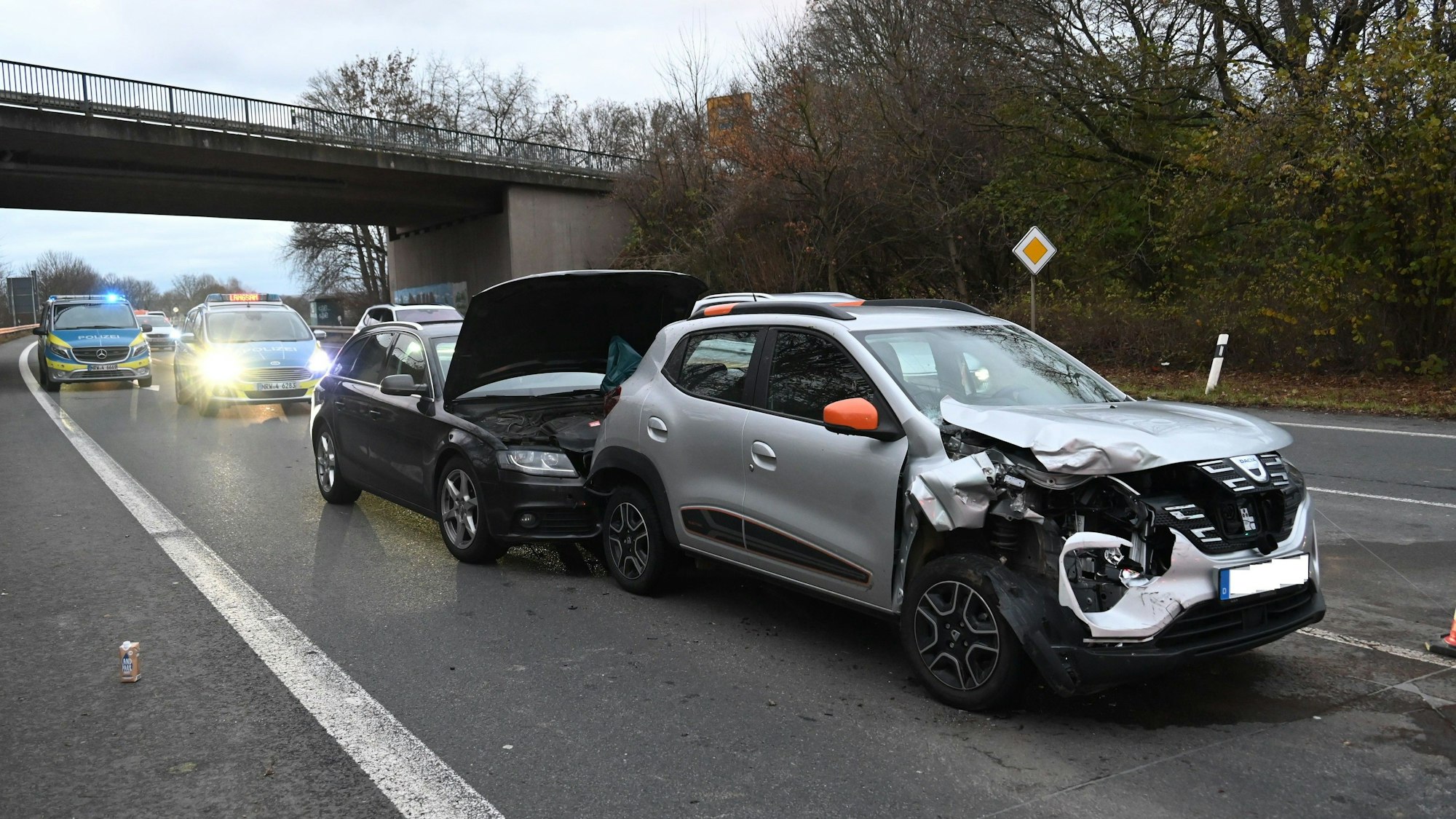 Zwei Fahrzeuge hintereinander, beide beschädigt.