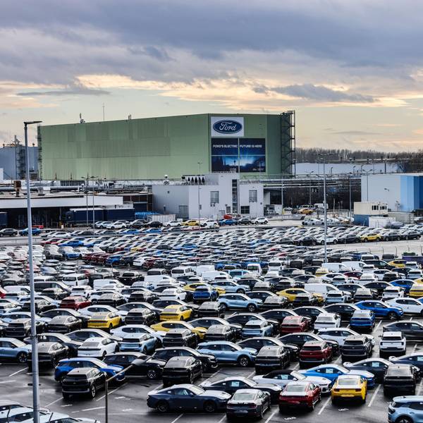 27.11.2024, Nordrhein-Westfalen, Köln: Neuwagen stehen vor dem Ford Verkauf einem Parkplatz. Zum geplanten Stellenabbau des Autobauers Ford in Köln werden in einer Betriebsversammlung am Vormittag Details bekanntgegeben. Mehrere Tausend Beschäftigte werden erwartet, die um ihre Jobs bangen. Foto: Oliver Berg/dpa +++ dpa-Bildfunk +++
