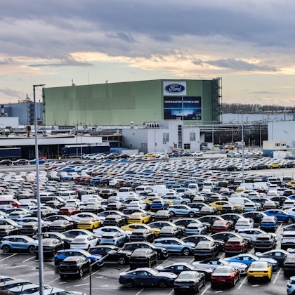 27.11.2024, Nordrhein-Westfalen, Köln: Neuwagen stehen vor dem Ford Verkauf einem Parkplatz. Zum geplanten Stellenabbau des Autobauers Ford in Köln werden in einer Betriebsversammlung am Vormittag Details bekanntgegeben. Mehrere Tausend Beschäftigte werden erwartet, die um ihre Jobs bangen. Foto: Oliver Berg/dpa +++ dpa-Bildfunk +++