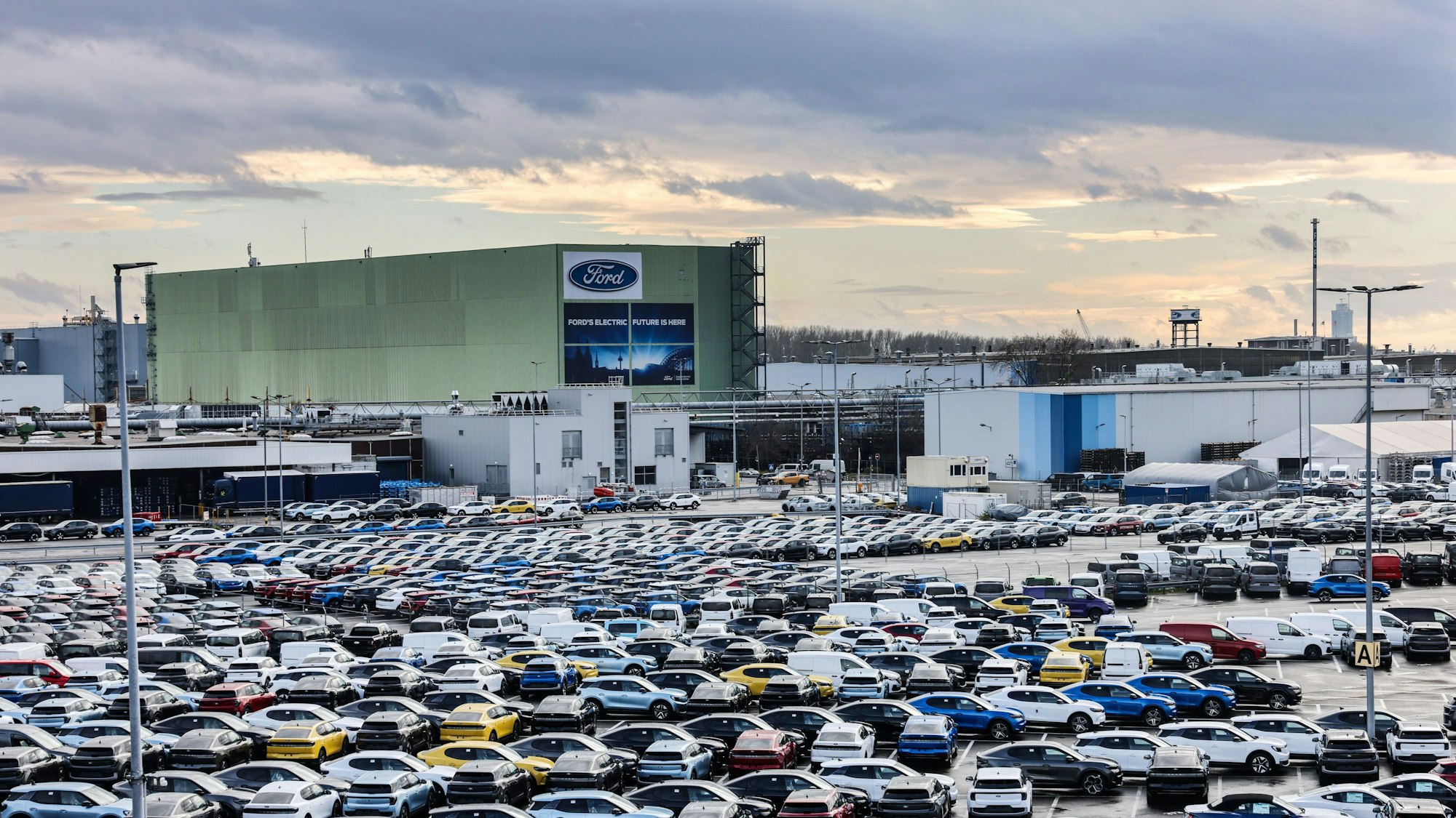 27.11.2024, Nordrhein-Westfalen, Köln: Neuwagen stehen vor dem Ford Verkauf einem Parkplatz. Zum geplanten Stellenabbau des Autobauers Ford in Köln werden in einer Betriebsversammlung am Vormittag Details bekanntgegeben. Mehrere Tausend Beschäftigte werden erwartet, die um ihre Jobs bangen. Foto: Oliver Berg/dpa +++ dpa-Bildfunk +++