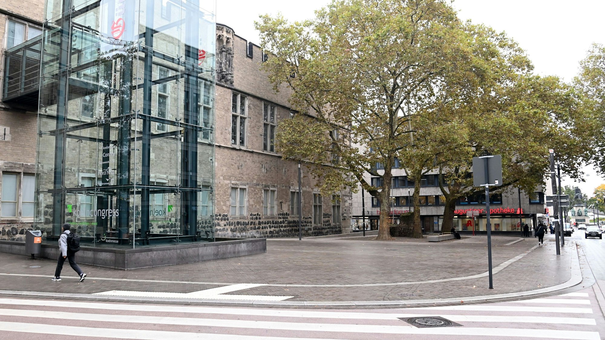 Ein Überweg so breit wie die Fußgängerzone führt entlang der Gürzenichstraße auf den Günter-Wand-Platz.
