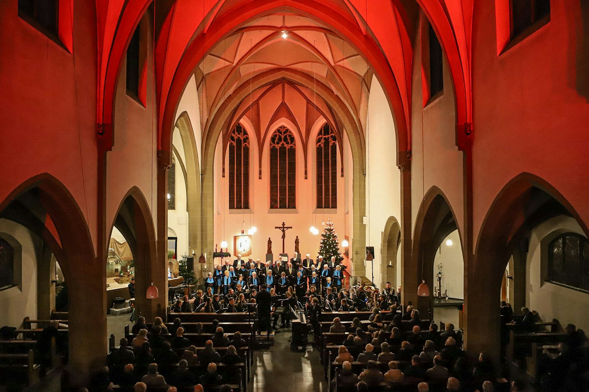 Der Kirchen- und Männerchor der St. Joseph Kirche sowie das Junge Orchester aus Burscheid