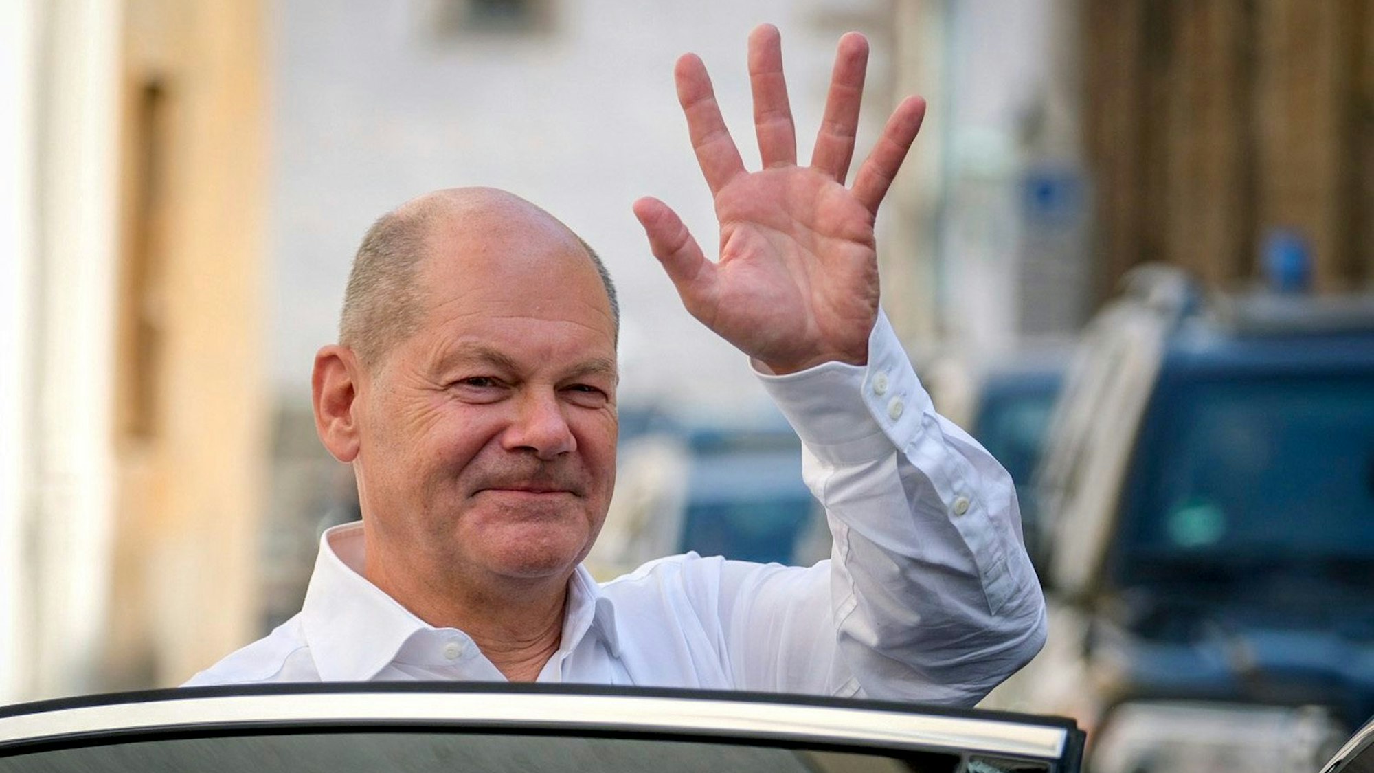 ARCHIV - 30.08.2024, Sachsen, Freiberg: Bundeskanzler Olaf Scholz (SPD) besucht das für die Förderung und Ordnung des Bergbaus, inklusive der Lithiumgewinnung im Erzgebirge, zuständige Oberbergamt in Freiberg und winkt bei seiner Ankunft. (zu dpa: «Scholz kommt mit serbischem Präsidenten nach Freiberg») Foto: Sebastian Willnow/AP Pool/dpa +++ dpa-Bildfunk +++