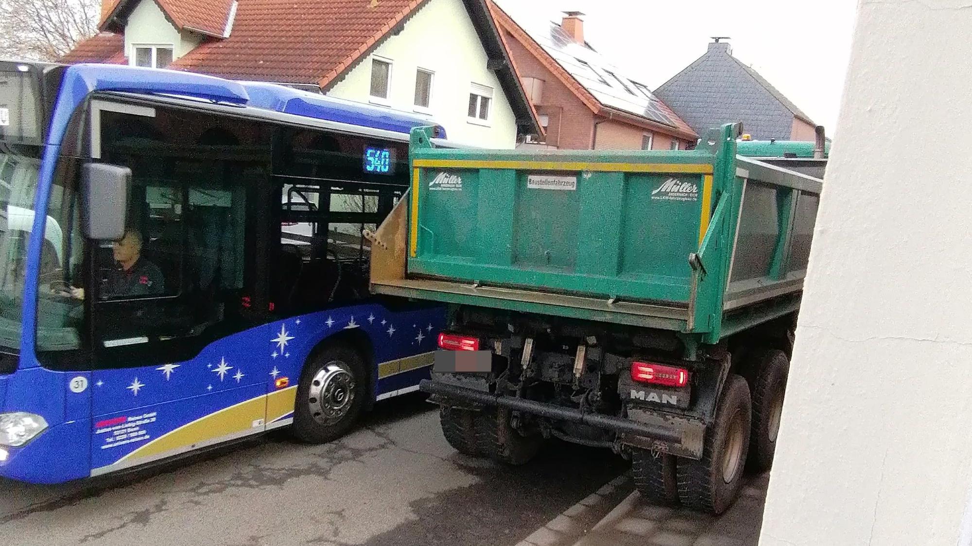Busse und Lastwagen, die wegen Bauarbeiten auf der Siegburger Straße Material anliefern, können sich weiterhin begegnen.