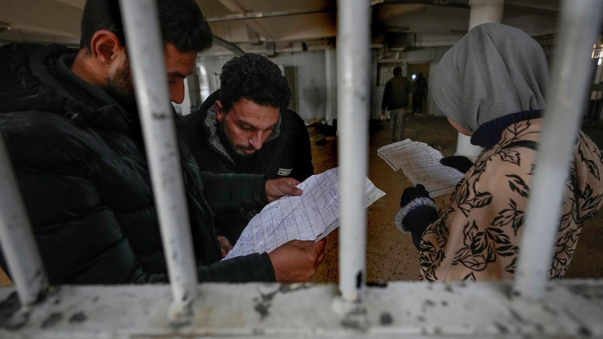 Menschen inspizieren Dokumente, die sie im berüchtigten Saydnaya-Militärgefängnis nördlich von Damaskus gefunden haben. Tausende von Insassen sind nach dem Sturz des Regimes von Bashar al-Assad durch die Rebellen am Sonntag freigelassen worden waren.