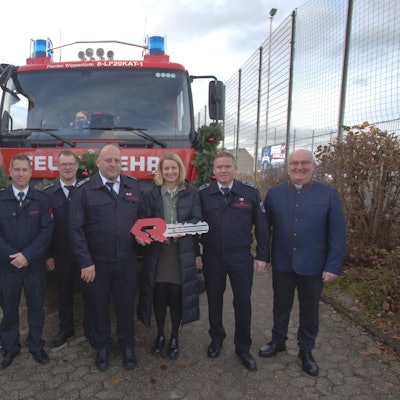dSportplatz Heidchenpark, Heidchen: Übergabe neues LF 20, an die Löschgruppe Thier  im Rahmen des Weihnachtsbasars der Schützenbruderschaft -  vl.: Heribert Berster, Daniel Büchler, Thomas Lamsfuß, Peter Rothmann, BM Loth, Andre Blank, Lambert Schäfer