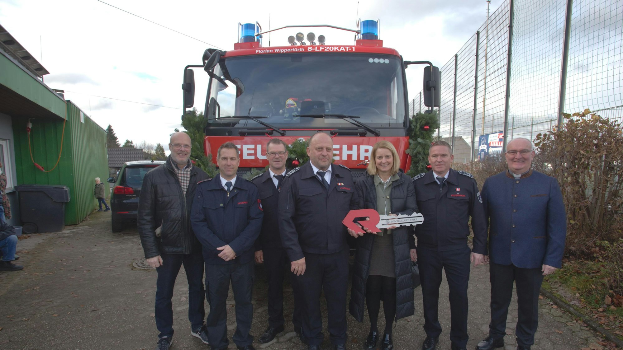 dSportplatz Heidchenpark, Heidchen: Übergabe neues LF 20, an die Löschgruppe Thier  im Rahmen des Weihnachtsbasars der Schützenbruderschaft -  vl.: Heribert Berster, Daniel Büchler, Thomas Lamsfuß, Peter Rothmann, BM Loth, Andre Blank, Lambert Schäfer