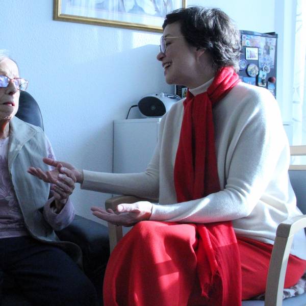 Musikerin Melanie Heizmann intoniert mit einer Clarenbachwerk-Bewohnerin „Das Lied von den Engeln“.