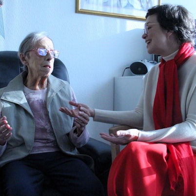 Musikerin Melanie Heizmann intoniert mit einer Clarenbachwerk-Bewohnerin „Das Lied von den Engeln“.