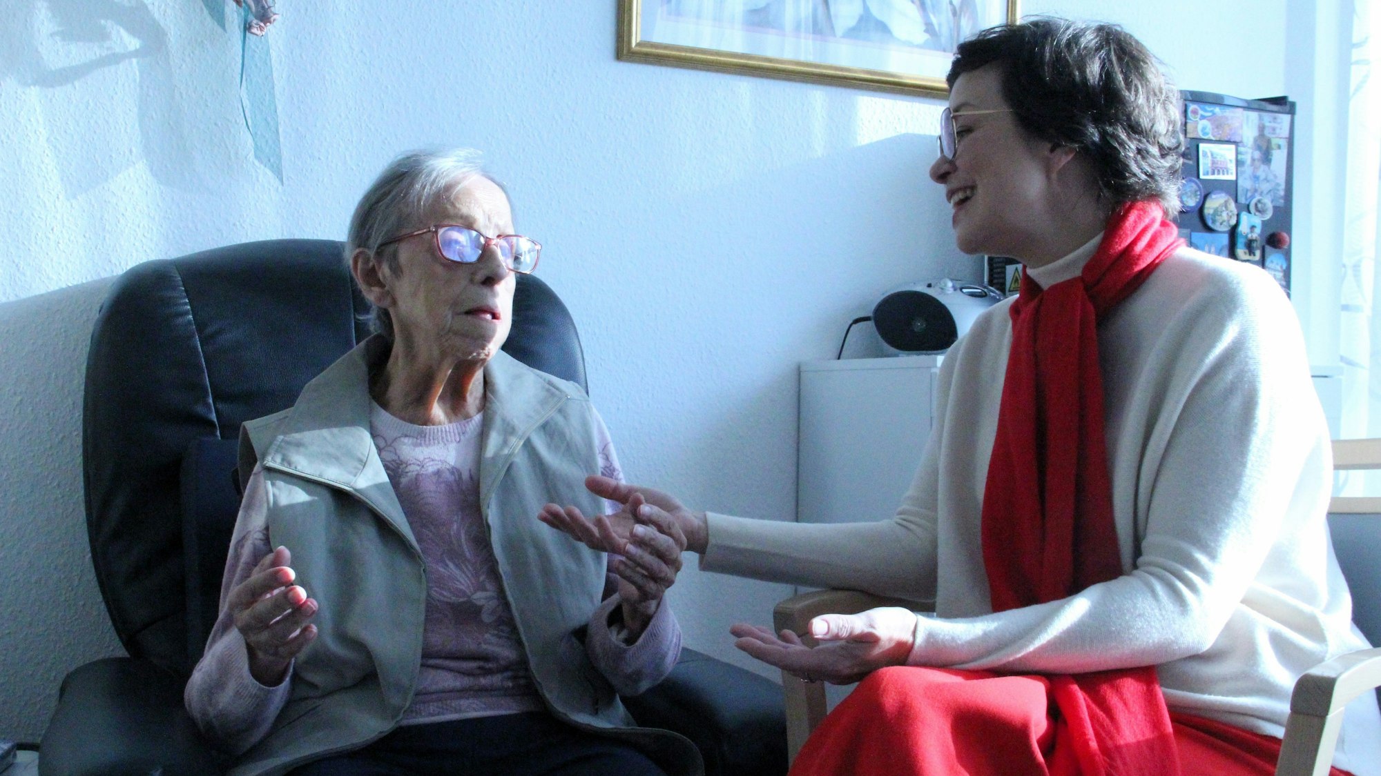 Musikerin Melanie Heizmann intoniert mit einer Clarenbachwerk-Bewohnerin „Das Lied von den Engeln“.