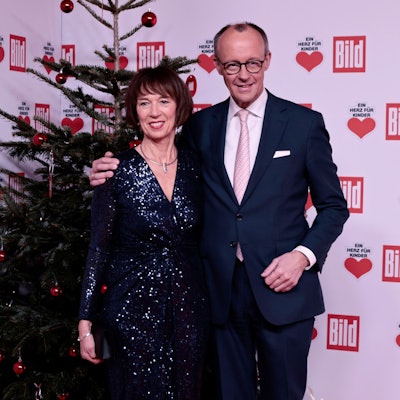 CDU-Bundesvorsitzender Friedrich Merz und Frau Charlotte vor der Spendengala „Ein Herz für Kinder“.