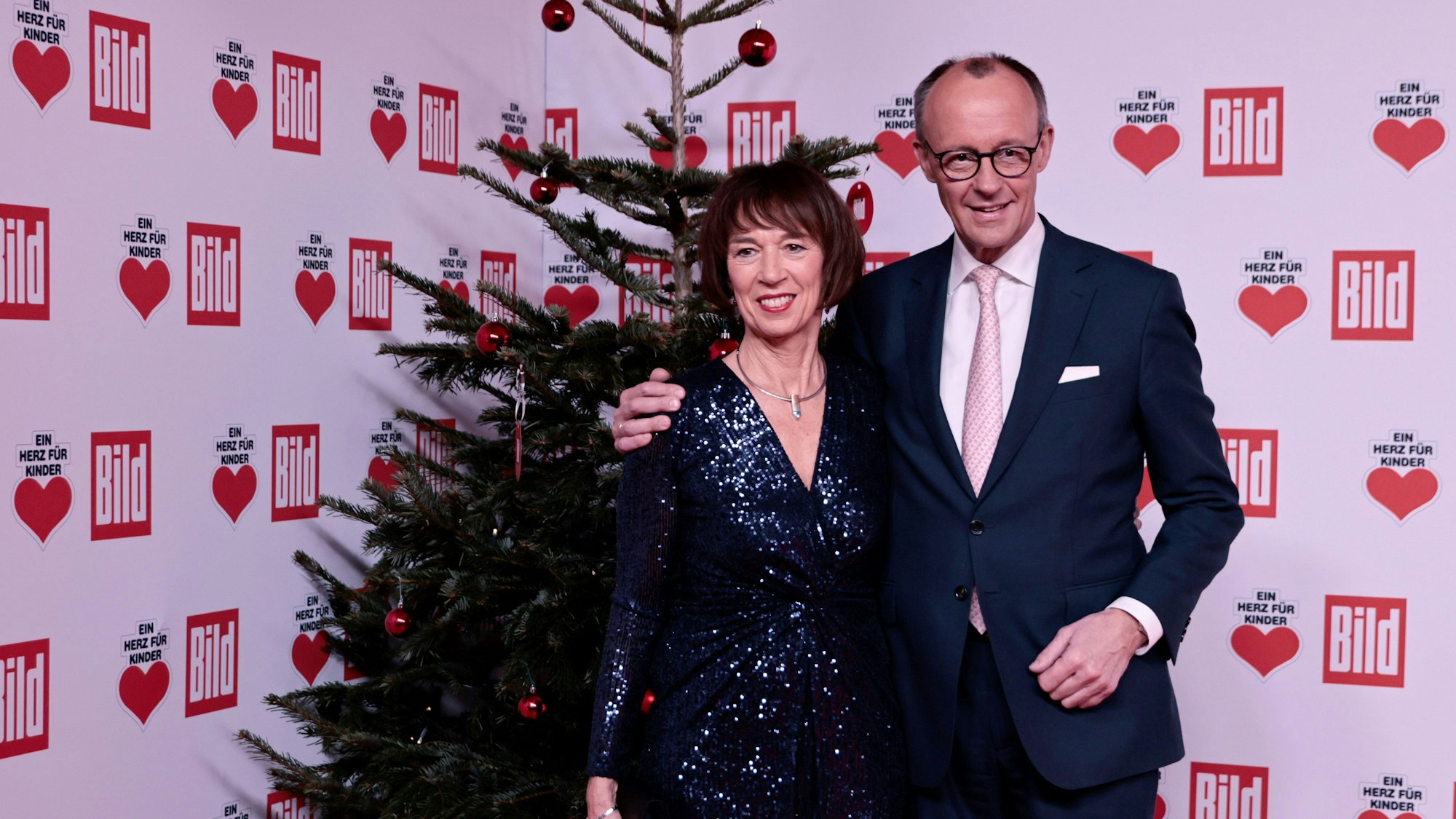 CDU-Bundesvorsitzender Friedrich Merz und Frau Charlotte vor der Spendengala „Ein Herz für Kinder“.