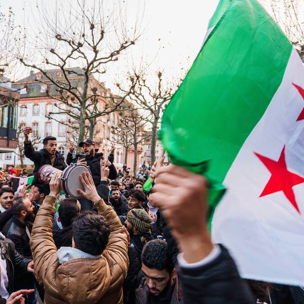 Exil-Syrer feiern in Mainz den Sturz des Assad-Regimes und schwenken dabei die syrische Nationalflagge.