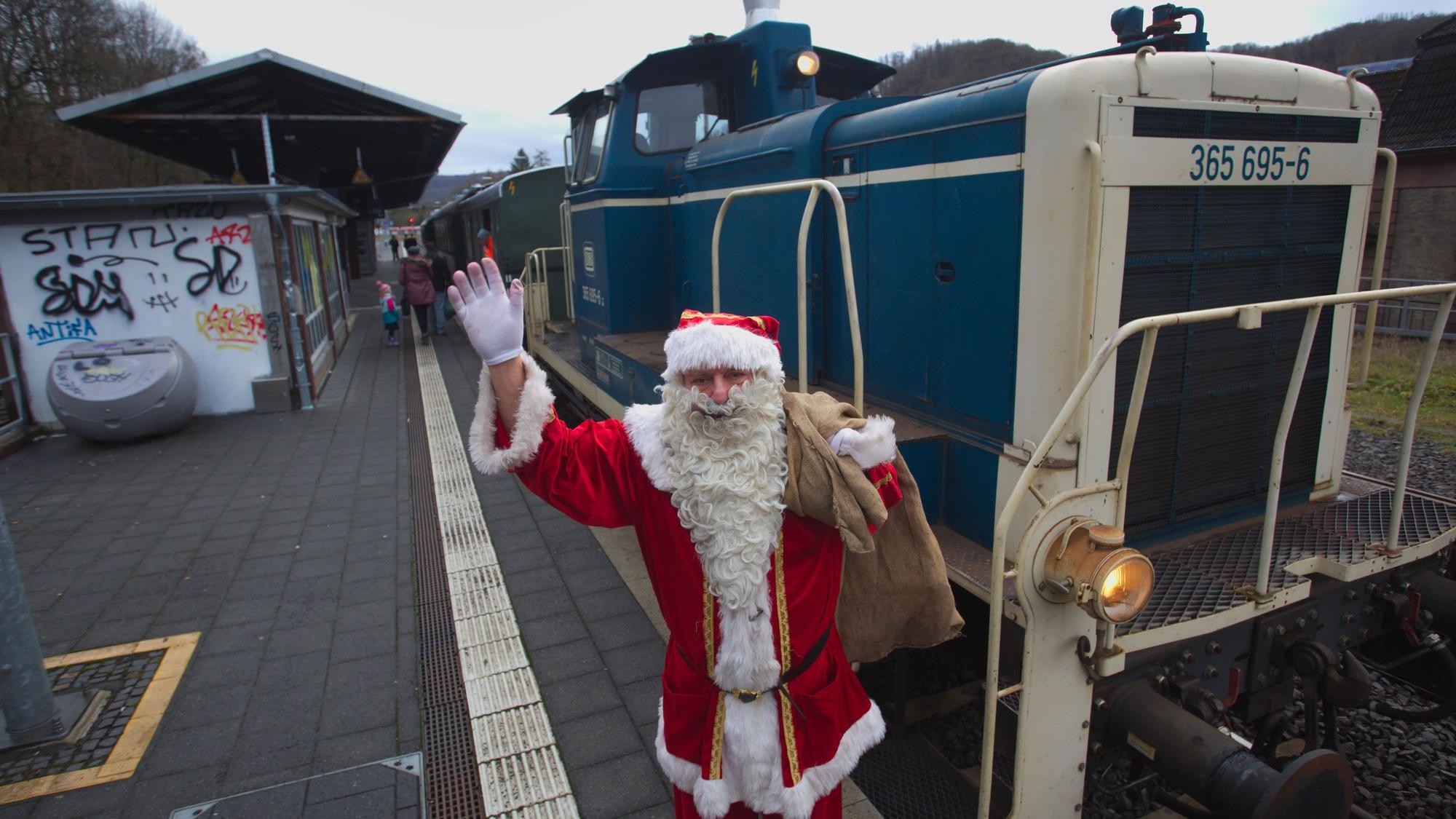 Nikolaus steht vor einer Diesellok.