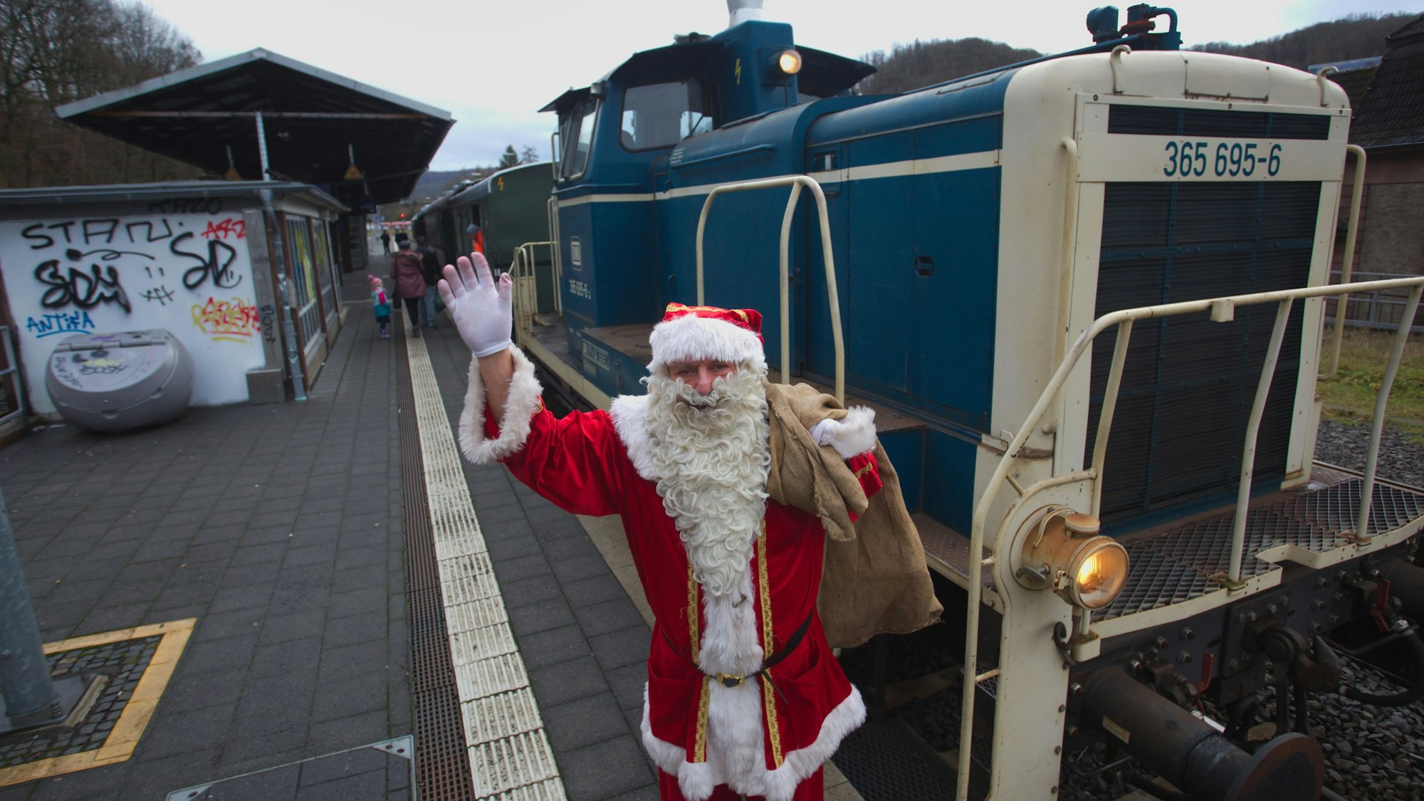 Nikolaus steht vor einer Diesellok.