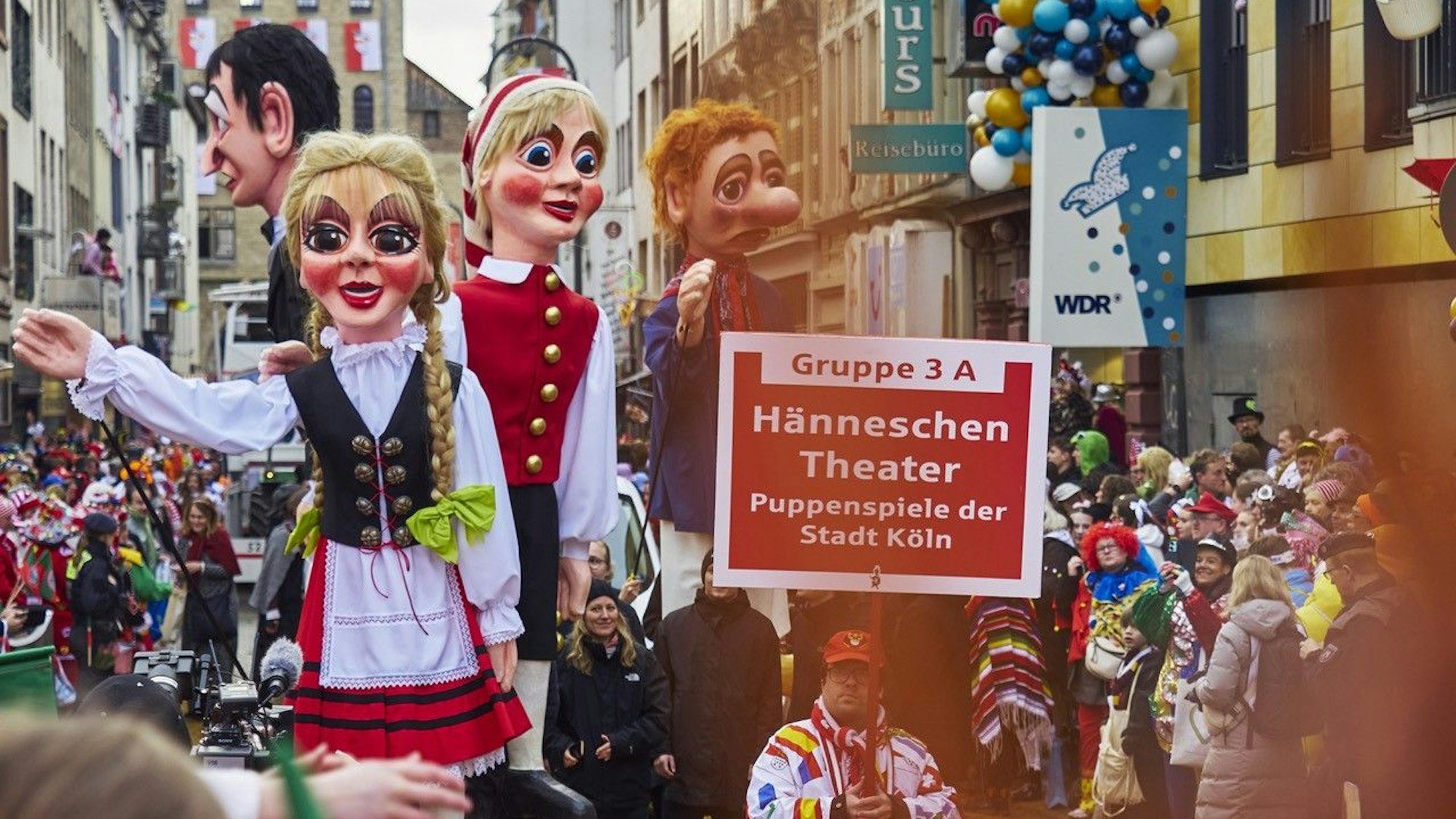 Der Rosenmontagszug Köln mit der Gruppe vom Hänneschen-Theater.