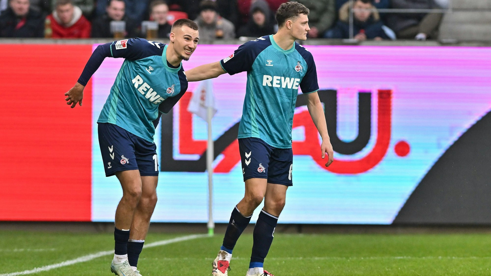 2. Bundesliga SSV Jahn Regensburg - 1. FC Köln 08.12.2024 Torschuetez zum 0-1 Tim LEMPERLE 1. FC Koeln 19 muss nach seinem Treffer verletzt ausgewechselt werden / Jubel / Happy / Verletzung / Auswechslung / 2. Bundesliga: SSV Jahn Regensburg - 1. FC Koen, Jahnstadion am 08.12.2024 *** 2 Bundesliga SSV Jahn Regensburg 1 FC Koen 08 12 2024 Goalscorer for 0 1 Tim LEMPERLE 1 FC Koeln 19 has to be substituted after his goal due to injury Cheers Happy Injury Substitution 2 Bundesliga SSV Jahn Regensburg 1 FC Koen, Jahnstadion on 08 12 2024 Copyright: xBEAUTIFULxSPORTS/Goldbergx