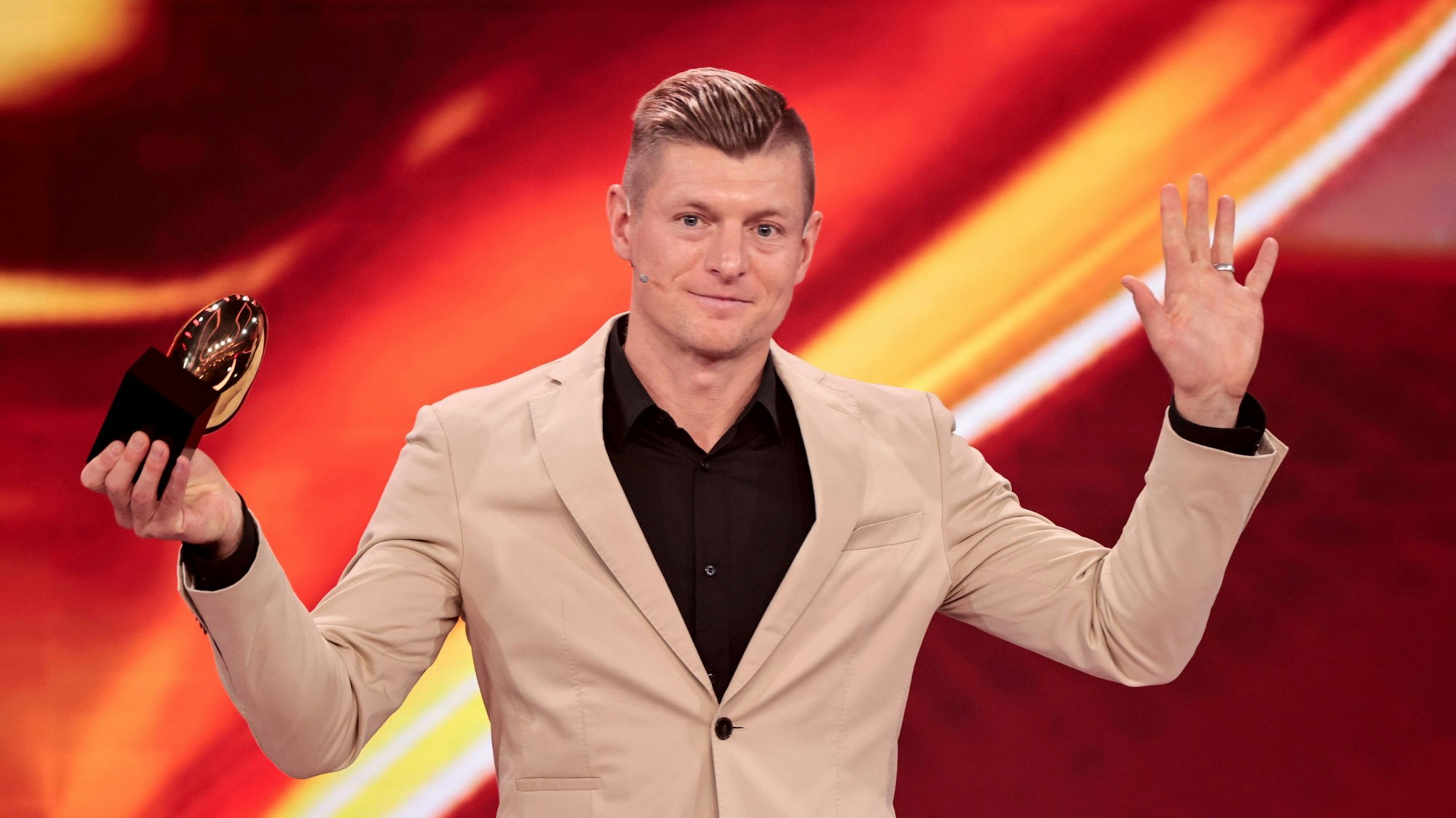 Der ehemalige Fußball-Weltmeister Toni Kroos wird bei der Spendengala „Ein Herz für Kinder“ ausgezeichnet.