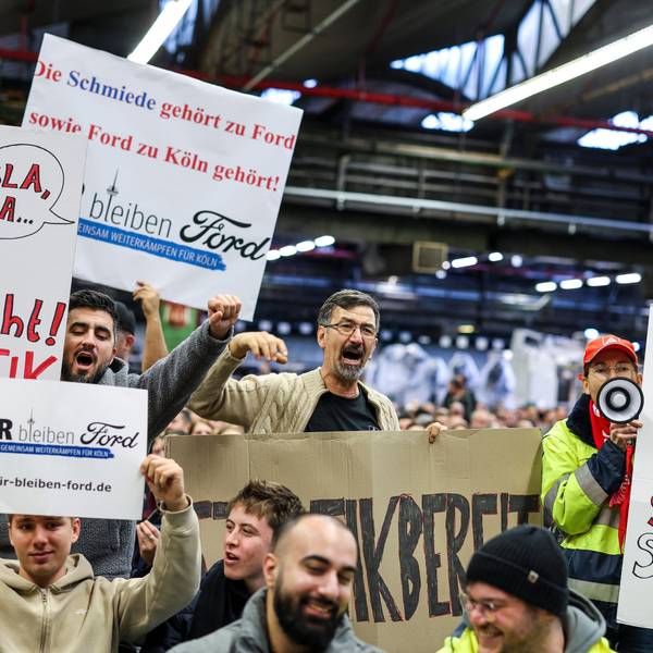 Mitarbeiter der Ford Werke in Köln demonstrierten in der Werkshalle vor der Betriebsversammlung im Dezember vorigen Jahres