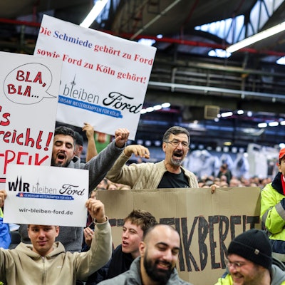 Mitarbeiter der Ford Werke in Köln demonstrierten in der Werkshalle vor der Betriebsversammlung im Dezember vorigen Jahres