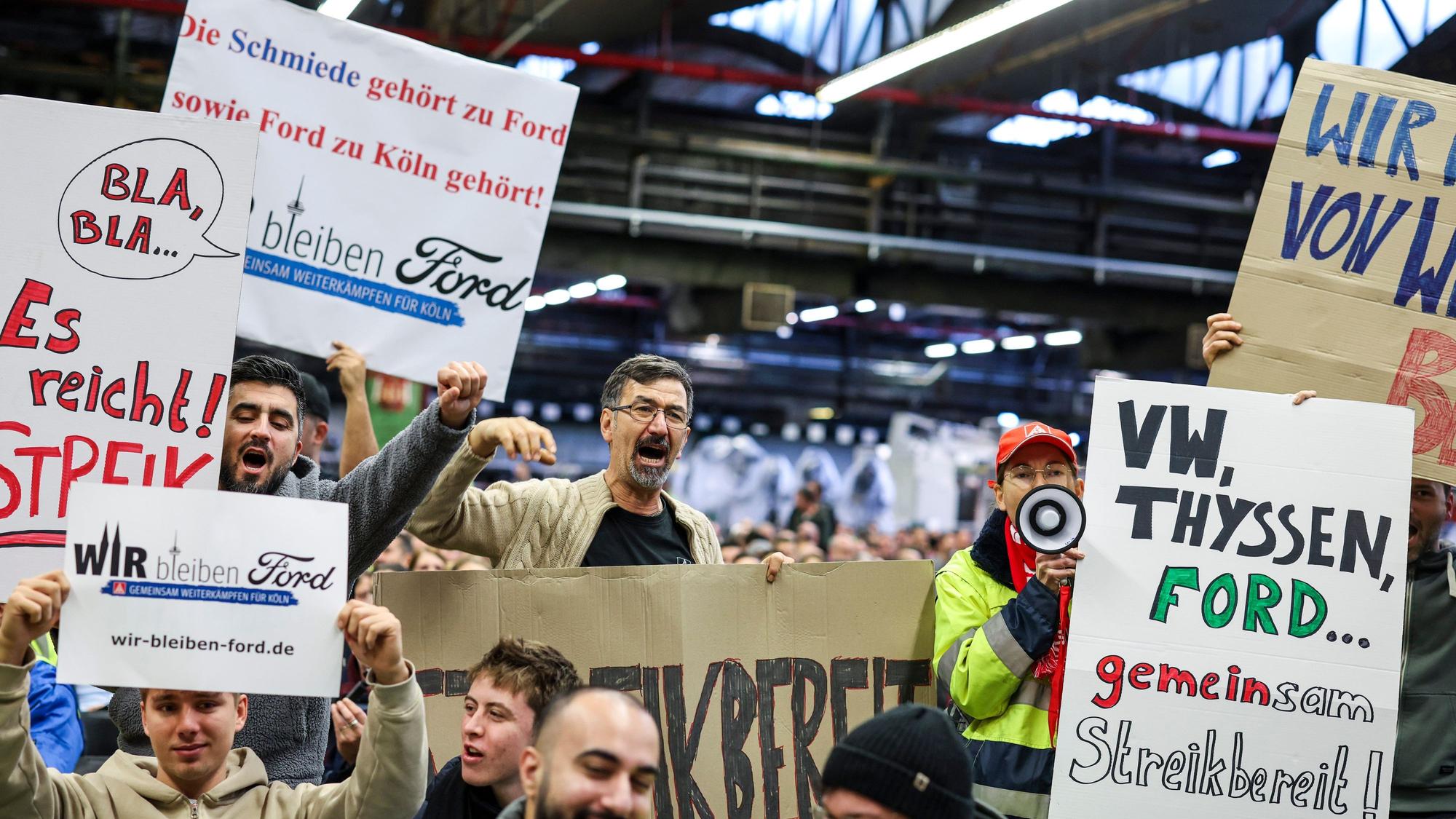 Mitarbeiter der Ford Werke in Köln demonstrierten in der Werkshalle vor der Betriebsversammlung im Dezember vorigen Jahres