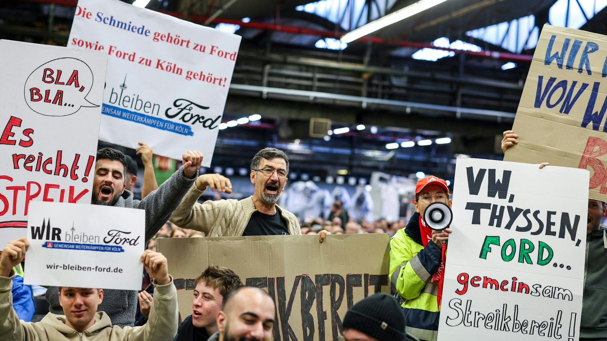Mitarbeiter der Ford Werke in Köln demonstrierten in der Werkshalle vor der Betriebsversammlung im Dezember vorigen Jahres