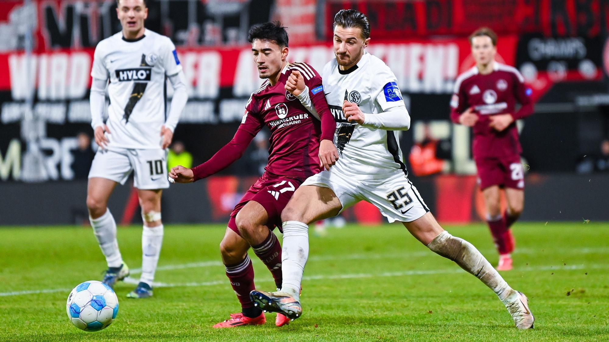 06.12.2024, Saarland, Spiesen-Elversberg: Fußball: 2. Bundesliga, SV Elversberg - 1. FC Nürnberg, 15. Spieltag, in der Ursapharm-Arena an der Kaiserlinde. Nürnbergs Jens Castrop (l) und Elversbergs Lukas Petkov kämpfen um den Ball. WICHTIGER HINWEIS: Gemäß den Vorgaben der DFL Deutsche Fußball Liga bzw. des DFB Deutscher Fußball-Bund ist es untersagt, in dem Stadion und/oder vom Spiel angefertigte Fotoaufnahmen in Form von Sequenzbildern und/oder videoähnlichen Fotostrecken zu verwerten bzw. verwerten zu lassen. Foto: Silas Schueller/DeFodi Images/dpa +++ dpa-Bildfunk +++