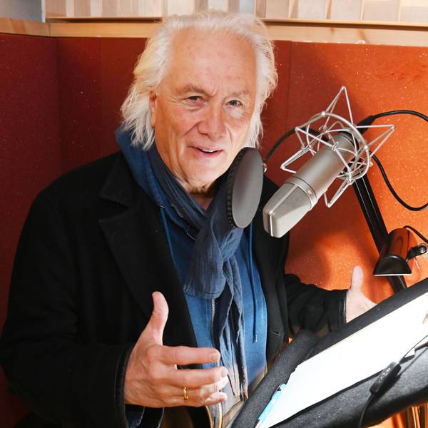 Hannes Schöner steht vorm Mikrofon im Studio.