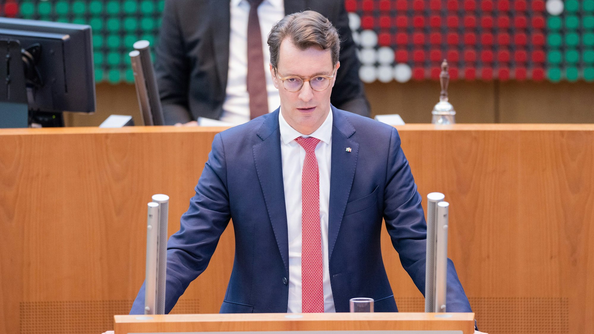 Hendrik Wüst (CDU), Ministerpräsident von Nordrhein-Westfalen, bei einer Landtagsrede über das Thema Einsamkeit.