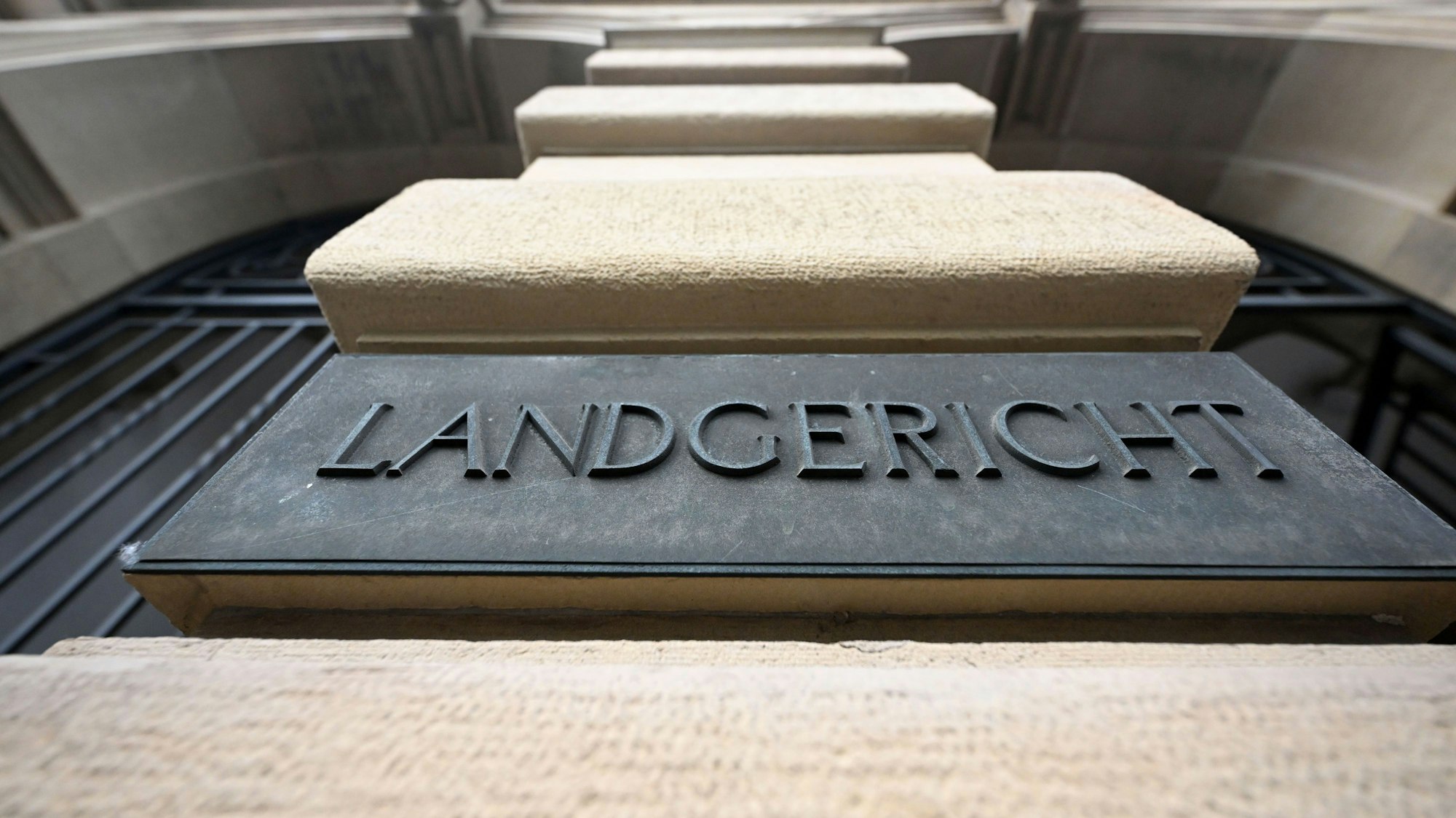 Außenaufnahme des Landgerichts Karlsruhe.