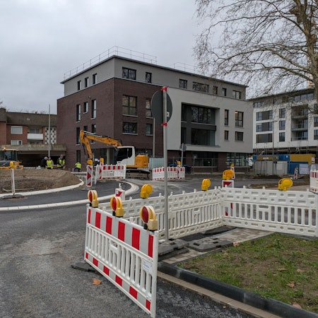 Der Kreisverkehr an der Neukirchener Straße ist immer noch nicht fertig. (Archivfoto)